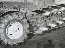 Charrue quadrisocs à retournement automatique  - 1958