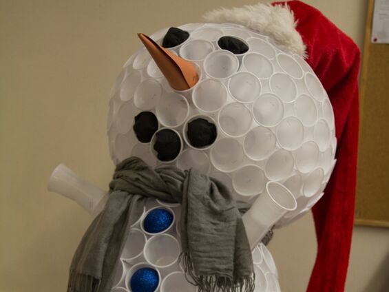 Un bonhomme de neige confectionné avec des gobelets. Il fallait trouver le nombre de gobelets pour gagner un panier garni !