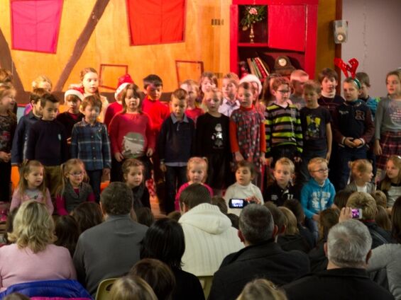 Les CP et CE1 chantent Noël