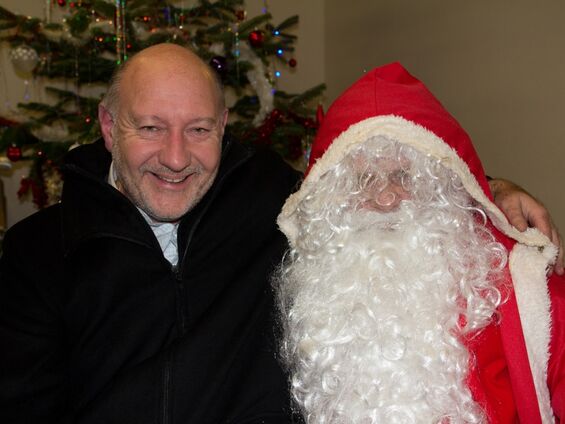 Le Père Noël pose avec les enfants et les grands !