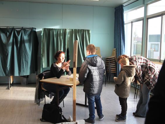 Accueil des enfants votants avec une explication du système