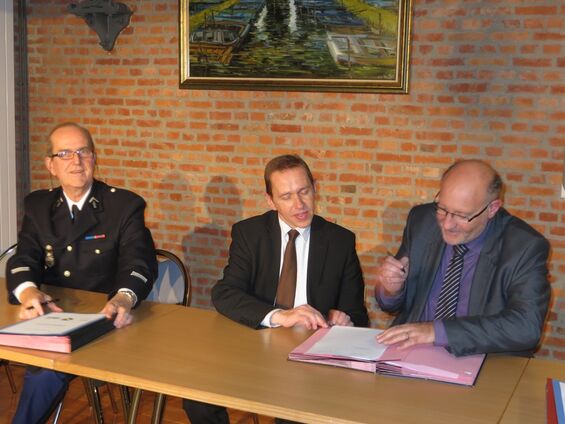 Signature de la convention en présence de M. Le Sous-Préfet