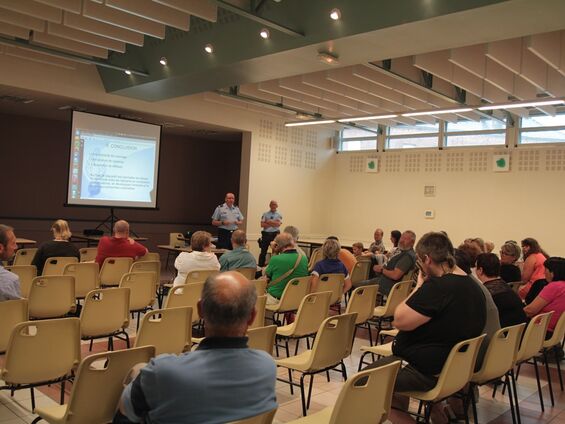 Le public attentif aux explications