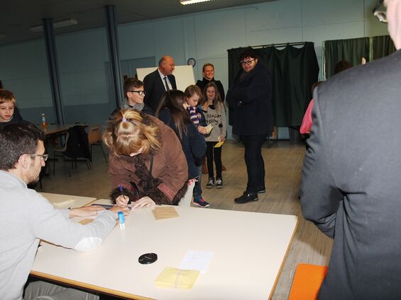 Les enfants signent le registre avant de voter
